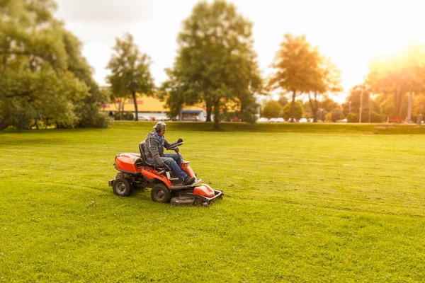 Tracteur tondeuse en action